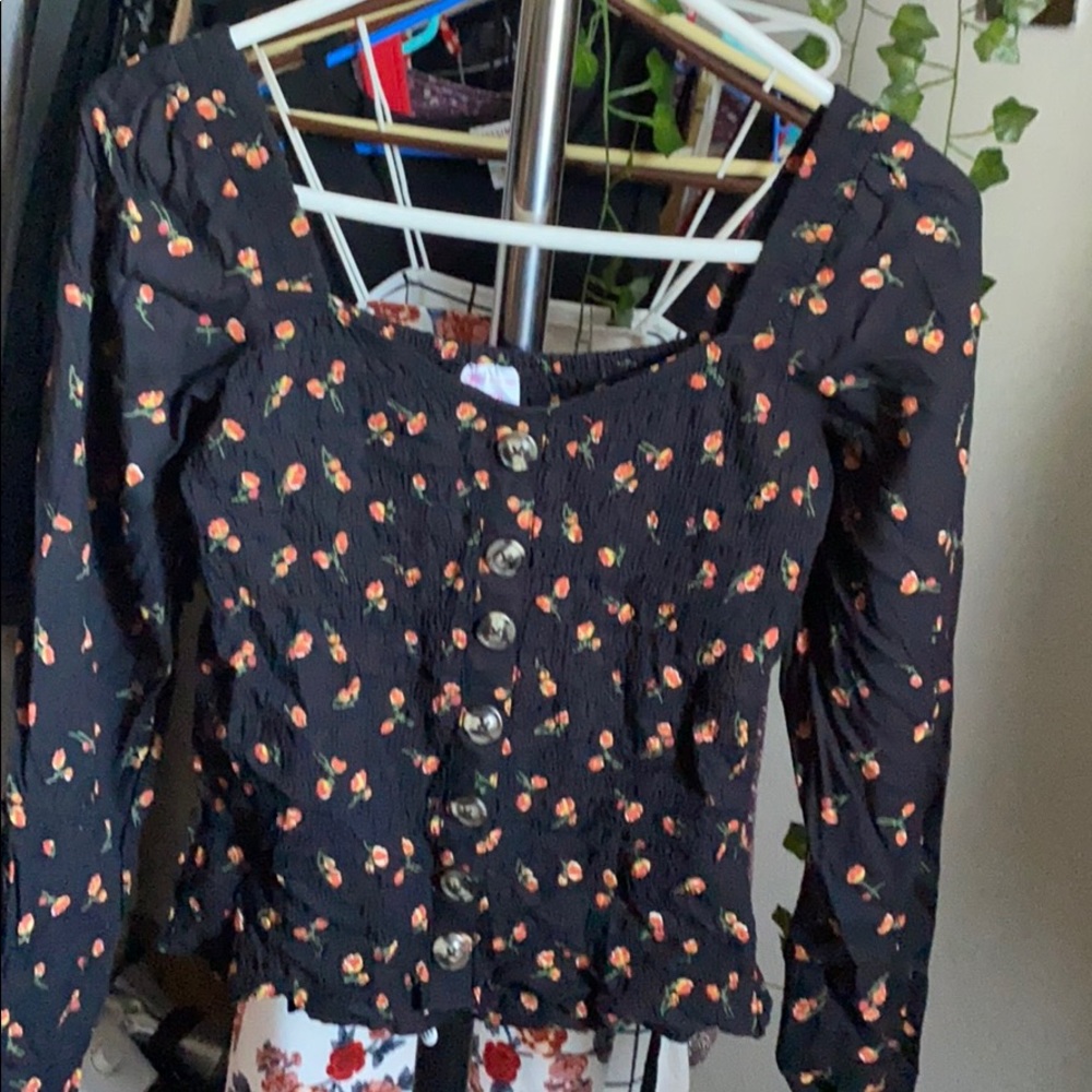 Cute over the shoulder cropped flowered shirt!
